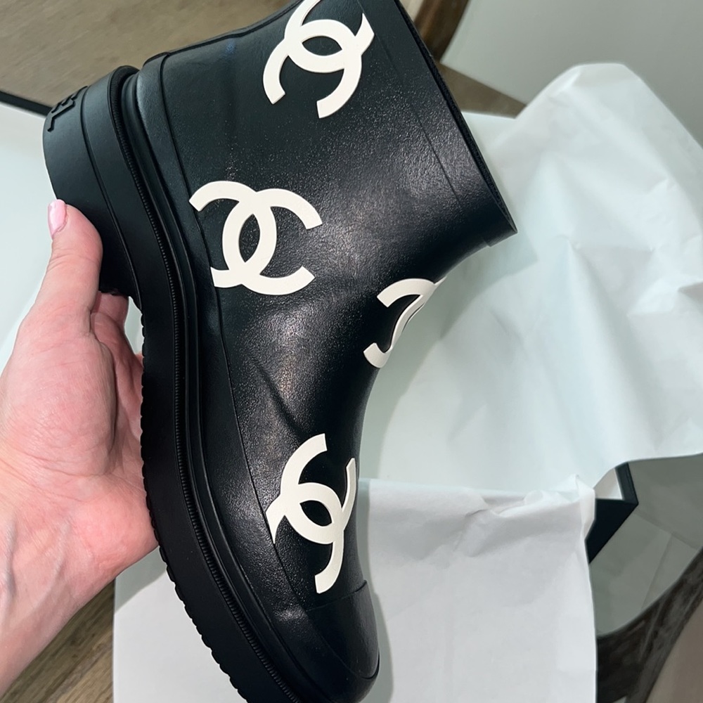Chanel rain boots - Picture 11 of 13